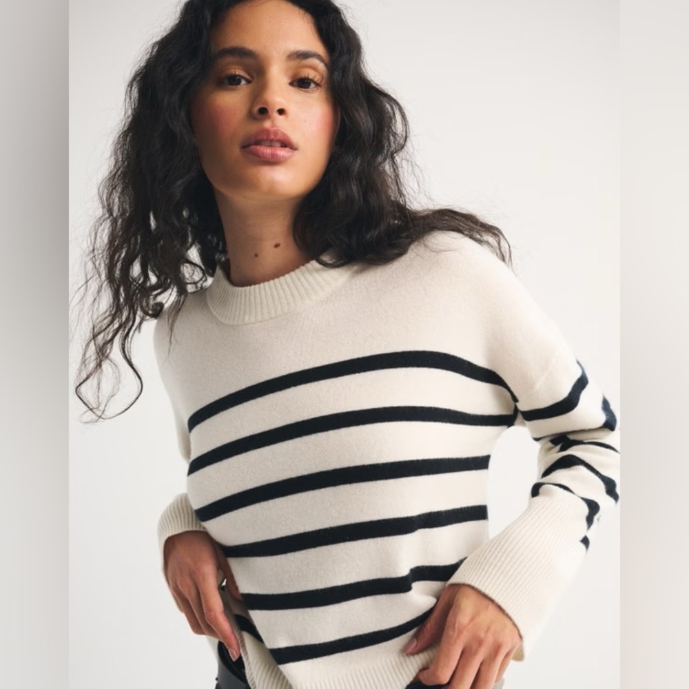 Abercrombie Cashmere Crew Sweater in White Stripe. NEW WITH TAGS. Size M.